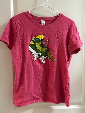 Women’s Short Sleeve Graphic Tee - Pink Relaxing Alligator